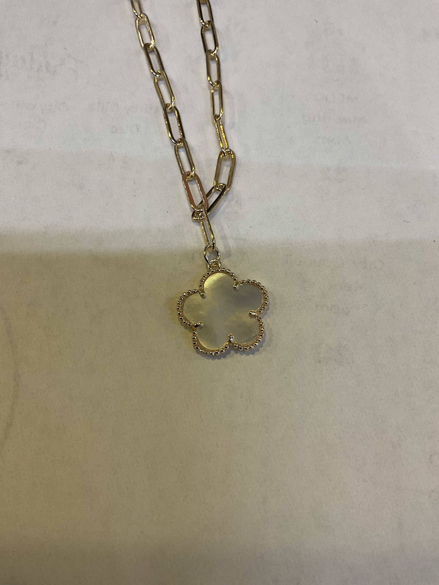GLD NECKLACE W MOP FLOWER JN3652