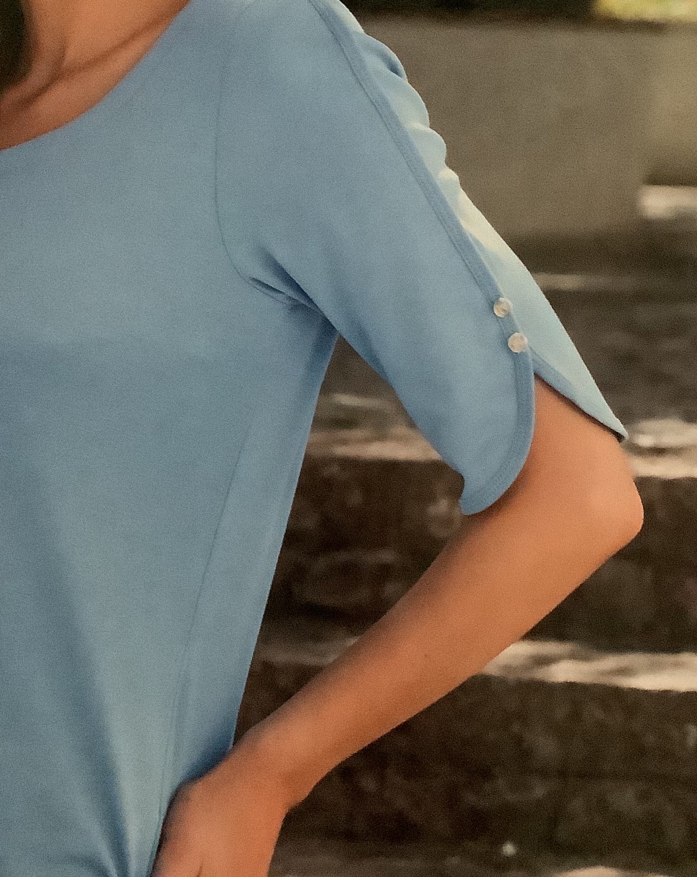 7359 KNIT TOP W 3/4 SLEEVE AMD BUTTON DETAIL ON SLEEVE